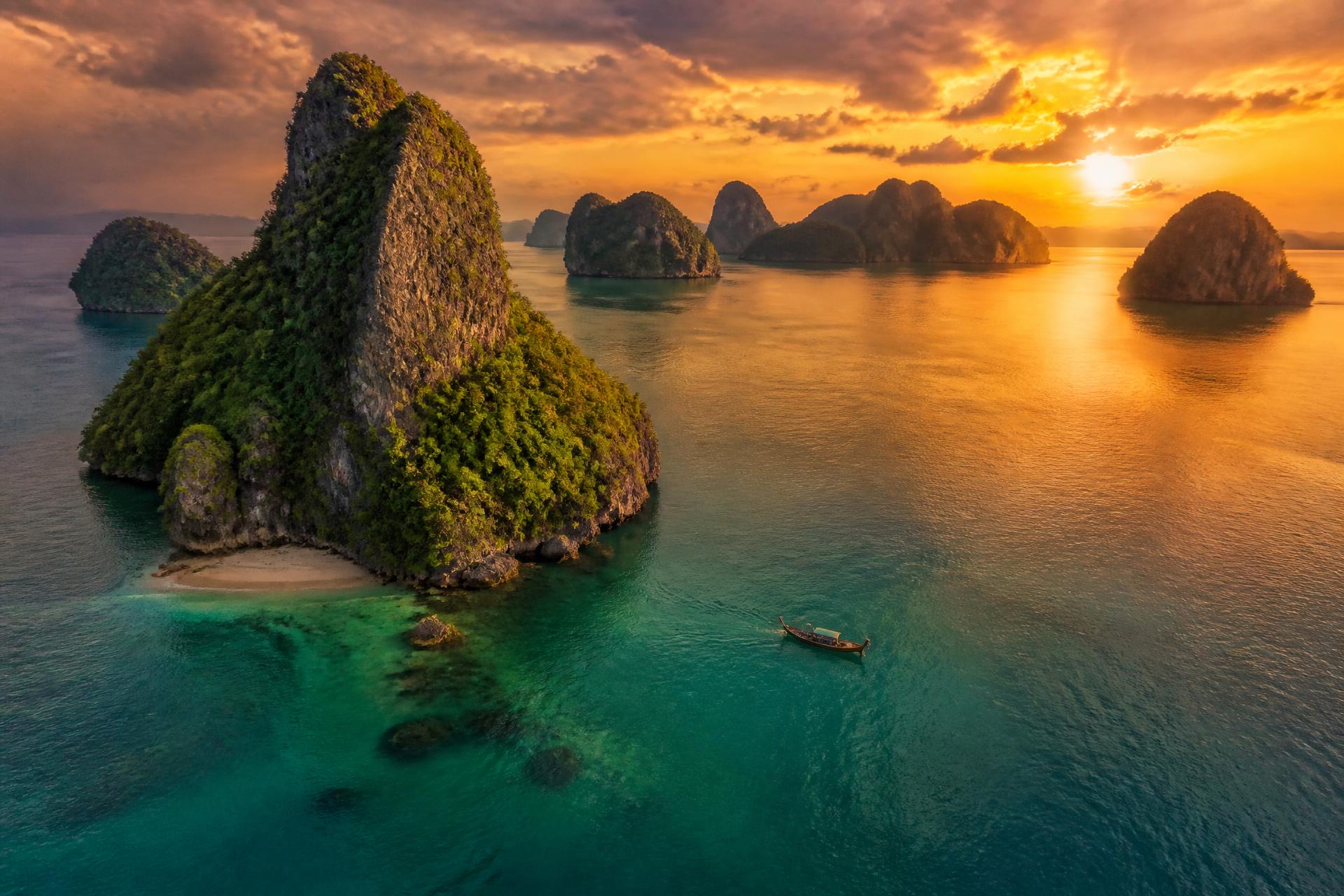 Ilhas de calcário e mar turquesa da Tailândia ao pôr do sol